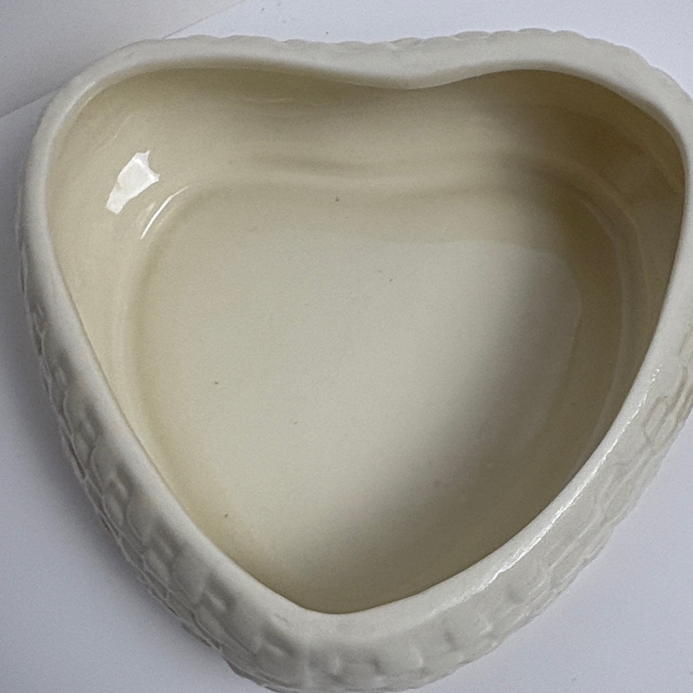 Hampton Collection ivory porcelain heart-shaped trinket box - Picture 3 of 10